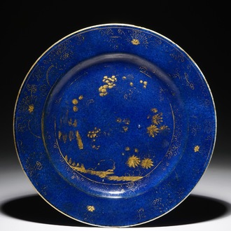 Een Chinese poederblauwe schotel met verguld decor, Kangxi