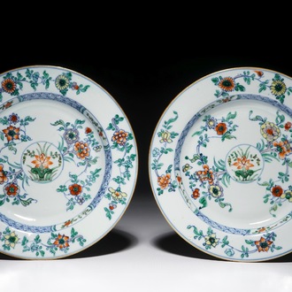 A pair of Chinese doucai plates with floral design, Kangxi