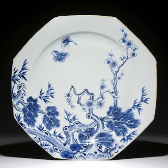 Un plat octagonal en porcelaine de Chine bleu et blanc aux papillons, Qianlong