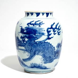 Een Chinese blauwwitte vaas met een qilin, Shunzhi, Transitie periode