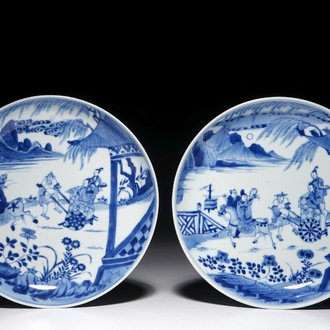 Une paire d'assiettes en porcelaine de Chine bleu et blanc aux figures dans un jardin, Kangxi