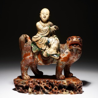 Een Chinese zeepstenen figuur van de onsterfelijke Vajraputra op een boeddhistische leeuw, Kangxi/Qianlong