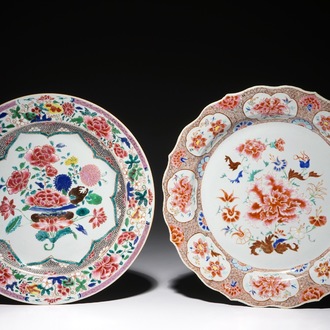 Two Chinese famille rose chargers with floral design, Yongzheng/Qianlong