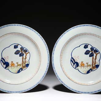 Een paar Chinese polychrome schotels met hertendecor, Qianlong