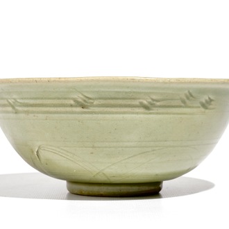 Een Chinese Longquan celadon kom met onderglazuur decor, Ming