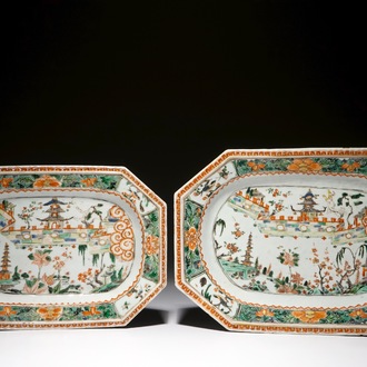 Deux plats octagonaux en porcelaine de Chine famille verte figurant La Grande Muraille, Kangxi