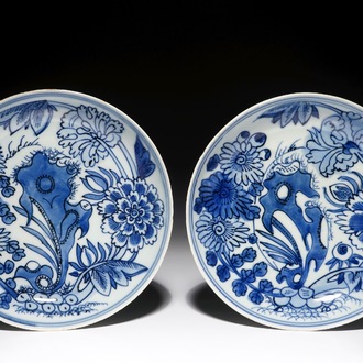 Een paar Chinese blauwwitte bordjes met floraal decor, Xuande merk, Wanli