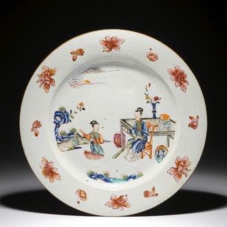 Un plat en porcelaine de Chine famille rose à décor de deux femmes, Qianlong