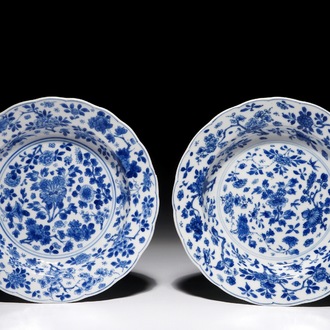 Een paar Chinese blauwwitte borden met floraal decor, Kangxi merk en periode