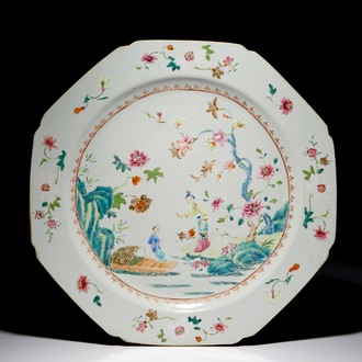 Een grote Chinese octagonale famille rose schotel, Qianlong