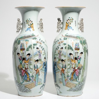 Een paar grote Chinese famille rose vazen met antiquiteiten- en figurendecor, 19/20e eeuw