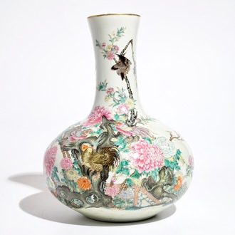 Un vase en porcelaine de Chine famille rose aux oiseaux, fleurs et papillons, 19/20ème