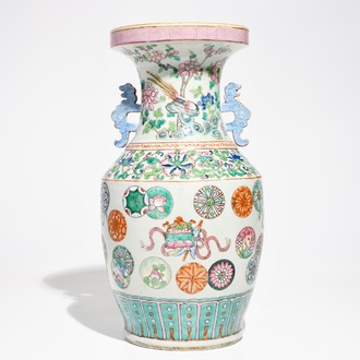 Un vase en porcelaine de Chine famille rose, 19ème