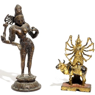 Een bronzen model van Shiva en een deels verguld van Shiva op Nandi, India, 19e eeuw