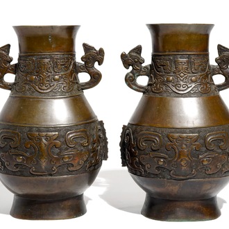 A pair of Chinese bronze hu vases in archaic style, 19th C.