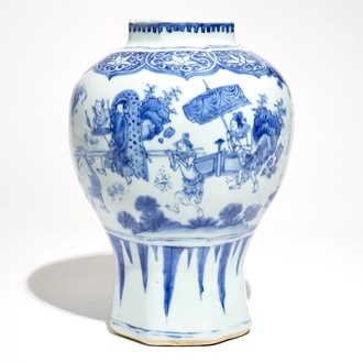 Een Chinese blauwwitte balustervaas met figuratief decor, Transitie periode