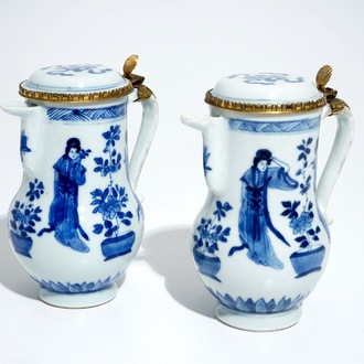 Une paire d'aiguières couvertes en porcelaine de Chine bleu et blanc, Kangxi