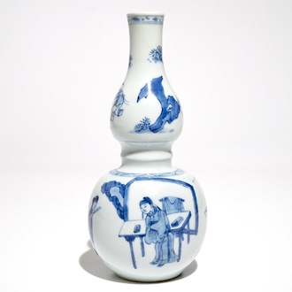 Un vase de forme double gourde en porcelaine de Chine bleu et blanc, Kangxi