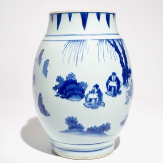Un vase de forme olive en porcelaine de Chine bleu et blanc, Chongzheng, époque Transition