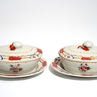 Une paire de terrines couvertes sur présentoirs en porcelaine de Chine famille rose, Qianlong