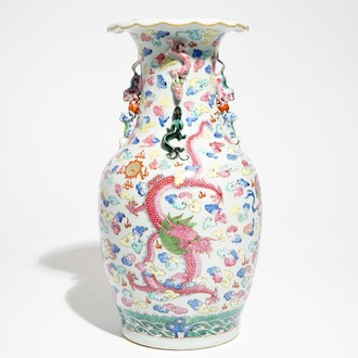 Un vase aux dragons en porcelaine de Chine famille rose, 19ème