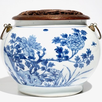 A Chinese blue and white bowl with wooden cover and bronze handles, Kangxi