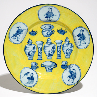 Une assiette 'Echantillon' en faïence de Delft bleu et blanc sur fond jaune, 18ème