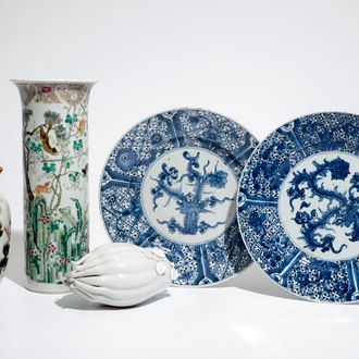 A pair of Chinese blue and white plates, two vases and a blanc de Chine Buddha's hand, 19/20th C.