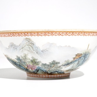 Un bol en porcelaine de Chine coquille d'oeuf à décor d'un paysage, Zuo Gojun, daté 1961