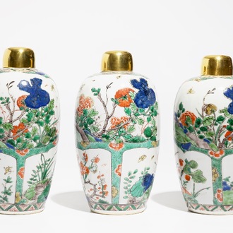 Trois pots en porcelaine de Chine famille verte aux couvercles en métal doré, Kangxi