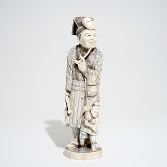 Un okimono en ivoire d'un fumeur de pipe, Japon, Meiji/Taisho, 19/20ème, signé
