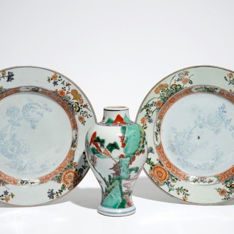 Un vase et une paire d'assiettes en porcelaine de Chine famille verte, Kangxi