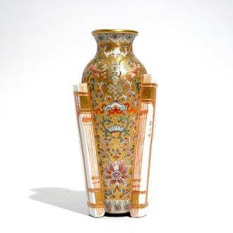 Un vase en porcelaine de Chine famille rose sur fond doré, marque de Qianlong, 20ème