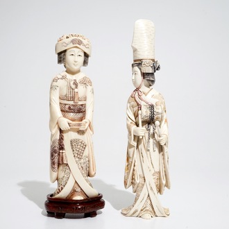 Twee gesigneerde Japanse ivoren okimono van dames met hoofddeksels, 19/20e eeuw