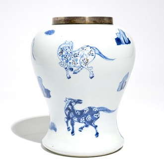Un vase en porcelaine de Chine bleu, blanc et rouge de fer à décor de chevaux, Kangxi