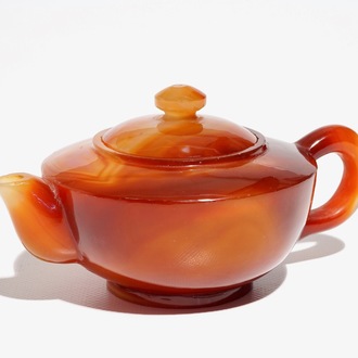 A Chinese agate teapot with cover, 20th C.