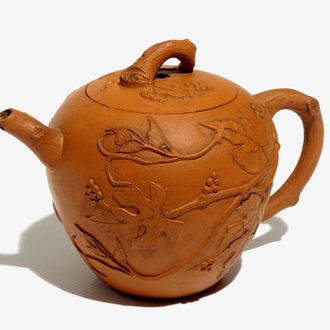 Een Chinese Yixing theepot met druivenranken in reliëf, Kangxi