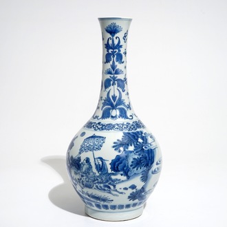 Un vase de forme bouteille en porcelaine de Chine bleu et blanc, époque Transition