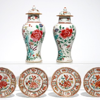 Une paire de vases couverts et quatre coupes en porcelaine de Chine famille rose, Yongzheng/Qianlong