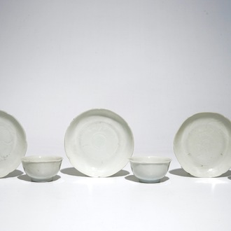 Trois tasses et soucoupes en porcelaine blanc de Chine à décor anhua, Yongzheng/Qianlong