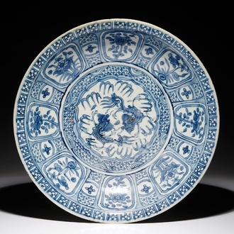 Un grand plat en porcelaine de Chine, dit de Swatow, à décor de dragons, Ming