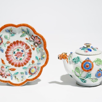 Een Chinese famille rose theepot op onderschotel met reliëfdecor, Yongzheng