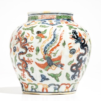 Un vase aux dragons en porcelaine de Chine, marque de Wanli, 19/20ème