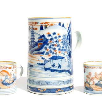 Une grande chope et une paire de petites en porcelaine de Chine de style Imari, Kangxi