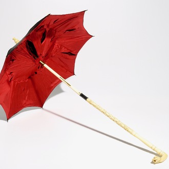 Een Chinese plooibare parasol met ivoren heft in etui, Lee Ching gemerkt, Canton, 19e eeuw