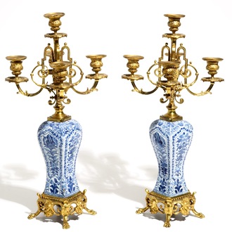 Une paire de vases candélabres en porcelaine de Chine bleu et blanc et bronze doré, Kangxi