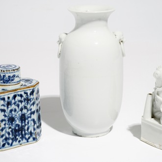 Un vase et un lion de temple en porcelaine blanc de Chine de Dehua et une boîte à thé, Kangxi et postérieur