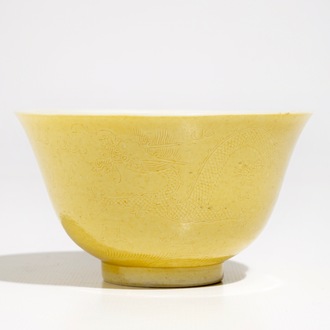 Un bol en porcelaine de Chine jaune monochrome à décor incisé de dragons, 19/20ème