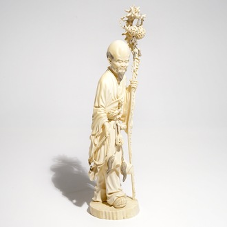 Un grand modèle d'un immortel en ivoire avec cachet, Chine, fin du 19ème