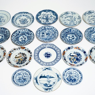 Achttien diverse Chinese blauwwitte en Imari-stijl borden, 18e eeuw